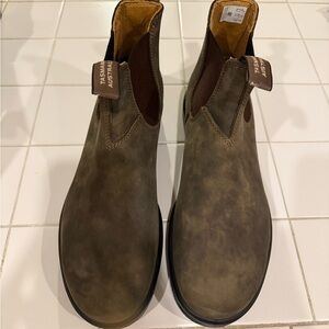 New and never worn Blundstone boots. Style # 585 in rustic brown size 10